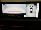パノラミックビューモニターを装備。駐車場や交差点でクルマを真上から見るように周囲を確認できます。機能の詳細は販売店スタッフまでおたずねください。
