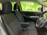 前席はシートに加えてアームレストも備わり、運転席と助手席で過ごす時間に配慮された空間です。サイドウィンドウからの視界も広く、周囲を確認しやすい印象です。
