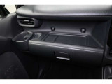 インパネテーブル装備!車内での小物などを一時的に置くとき利用できます。ドリンクホルダー装備! 美味しい飲み物 飲みながら 快適なドライブいかがですか♪