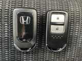 スマートキーを装備しています。鍵を差し込むことなくドアロックの開け閉めと、スタートボタン操作でのエンジンスタートができます。スペアキーも同じものを用意しております。