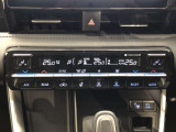 運転席、助手席別々に温度設定ができるデュアルエアコン装備です。男性が暑いと感じても、女性は寒いと感じる、そんな時の車内温度を別々に調節できるので、ストレスなくドライブをお楽しみいただけます。