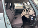 女性の方ももちろんですが、運転席側、助手席側の足元スペースが広いので男性の方が運転しても窮屈になりにくいですよ!