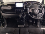 車内は光触媒抗菌消臭施工済です。インパネ周りはスタイリッシュなデザインで機能や装備も充実しています。グローブボックスやカップホルダーのほかにトレーなどたくさんの収納スペースが付いています。