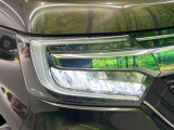 【LEDヘッドライト】悪天候や夜間走行時も良好な視界を確保し安心して運転できる高輝度LEDヘッドライトを装備!点灯速度が早く、消費電力も抑えられています。