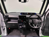 360&deg;UV&IRカット機能ガラス採用。見易い計器類と運転し易いレイアウトのドライビングポジションは、極細Aピラーの採用で視角も少なく前方&左右の見切りが良く安心して運転できます。