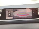車体がシースルー(透過)して周囲の見通しを高めた設計の『360&deg;シースルービューモニター』を搭載。大きな車体でも、上空から見下ろす正確な視点で、狭い道や駐車をサポートします。