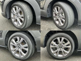 215/55R18 純正アルミホイール装着。