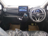 【内装】専任のスタッフが車内を隅々までクリーニング。清潔で綺麗なお車をお届けできるよう一層心掛けております。