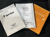 メンテナンスノート、取扱説明書です。 その車の整備記録が事細やかに記録されています。 車が生まれてから今までどのような道を歩んできたのか判るとても重要な物ですよ。