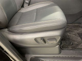 パワーシート搭載、微妙な調整が手軽にでき、ピッタリのポジションで運転することが可能です。