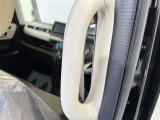 後部座席の乗り降りも楽ちんアシストグリップ付き