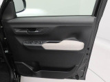 フロントドアは約90&deg;まで開くので、人の乗り降りも荷物の積み下ろしもスムーズ。
