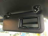 メイク直しもできるバニティミラーと駐車券などの保管もできて便利!