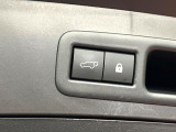【パワーバックドア】スマートキーや運転席のボタンを押すだけでリアゲートが自動で開閉します!荷物を持っている時や、高い位置にあるバックドアを閉める際に便利な機能です♪