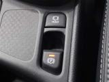 「HOLD」スイッチを押し、システムONの状態にしておくことで、渋滞や信号待ちなどでブレーキを踏んで停車した時にブレーキを保持。アクセルを踏むと解除されます。