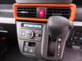運転のしやすいインパネシフトです。運転席の足元も広くとても快適ですよ。