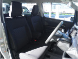 【清潔感のある運転席&助手席】隅々までクリーニングの行き届いた運転席&助手席。目立ったシミや汚れ等もございません。