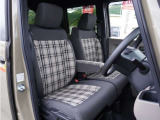 【運転席・助手席】座り心地の良い運転席・助手席です。長時間のドライブの疲れ軽減に貢献します。どうぞ快適なドライブを。