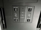 2列目にも車内からサンシェード、スライドドアの開け閉めも可能です!