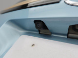 後退時に車両の後ろ側をモニター画面に表示します。車庫入れなどでバックする際に後方確認ができて便利です。車庫入れが苦手な人もこれで安心。