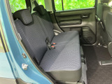 後席は左右に並んだ座席とヘッドレストを備え、同乗者がゆったり過ごせる空間です。窓から光が入り、足元にもスペースを確保。落ち着いた車内で、家族との移動にも使いやすい席です。
