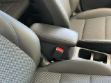 アームレストは長距離ドライブなど運転中の疲労軽減や姿勢安定に役立ちます。