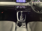 パーキングブレーキはスマートな電子制御式と合わせて渋滞時等にブレーキペダルから足を離しても停車状態を保持してくれるオートブレーキホールド機能で運転が楽になります。スタートはアクセルペダルを踏むだけ