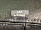 車両側方からの衝撃を緩和するSRSサイドエアバッグ(運転席/助手席)に加えて,SRSカーテンシールドエアバックも標準装備
