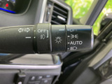 レバーには方向指示やライト類の表示が集まり、文字とマークで機能を確認しやすい配置です。操作に必要な表示を手元で見分けやすく、日常の運転をサポート。さまざまな場面で使う機能がひとまとまりになっています。