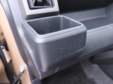 カップホルダーは運転席や助手席からちょうど手の届く位置です!!