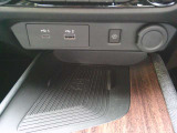 USBポートも付いております。ワイヤレス充電にも対応しております。