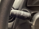 レバーをAUTOの位置にしているとき、レインセンサーが雨を感知すると、雨量に応じてワイパーが自動で作動してくれるオートワイパーを装備!設定変更で非作動にすると、間欠作動に固定されます。