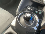 電気自動車独特のシフトノブです。