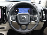 ステアリングはXC60などと同様の3本スポークですが、よりスポーティーなデザインとなっています ステアリングスイッチも充実しており、手を離すことなく機能を操作できます
