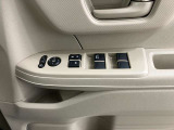 【運転席ドアスイッチ回り】パワーウィンドー[ロック機構]・電動格納式リモコンドアミラースイッチがまとまっているので操作しやすいです。