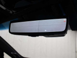 デジタルインナーミラー(前後方録画機能付)が装備されています。車両後方カメラの映像をミラー内のディスプレイに表示。車両前後のカメラで撮影した映像をデジタルインナーミラー内のSDカードに録画します。