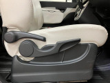 運転席シートリフターを装備しています★細かくドライビングポジションを設定できるので運転し易く、疲れにくいですね♪