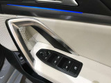 BMWの分厚いドアは、もしもの時にも搭乗者を守ってくれます。