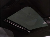 ★サンルーフ★解放感溢れる仕様です★チルドアップや全開にも出来、車内を明るくしてくれます★