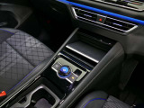 新型車特有の「ドライビング・エクスペリエンス・コントロール」機能スイッチです。ドライビングプロファイルの設定、オーディオの設定、車内ライティングなどをスマートに操作可能です!