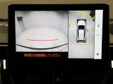 パノラミックビューモニターを装備。駐車場や交差点でクルマを真上から見るように周囲を確認できます。機能の詳細は販売店スタッフまでおたずねください。
