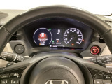 ハイブリット車専用のメーターです。右側の大型スピードメーターに加え、ステアリングスイッチを使って左のマルチインフォメーション・ディスプレイで燃費や動力伝達などの情報が見れるようになっています。