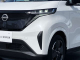 LEDヘッドライト、ハロゲンランプと比べると白く自然に近い明るさで、ライトの照射角も調整できるため、視認性が高くなります。