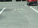 必要な情報を投影するヘッドアップディスプレイ(運転席前のガラス等に車速やナビ情報を投影する機能)。視線移動を抑え、速度やナビのルート案内、安全警告を直感的に確認。長距離運転でも疲れません。