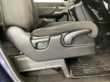 【前席】運転席にはシート高を調整できるハイトアジャスターが装備され、幅広いシートポジションの設定が可能になっております♪
