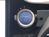 エンジンスタートスイッチです。キーが車内にあれば、エンジンの始動や停止はスイッチを押すだけ!キーを取り出す手間を省き、ワンプッシュで操作できるので簡単でスムーズです。