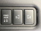 【両側パワースライドドア】スマートキーや運転席のスイッチで後席両側スライドドアの開閉が可能♪電動だから力を入れてドアを開ける必要が無く、小さなお子様でも簡単に開け閉めでき快適です♪