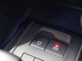 「HOLD」スイッチを押し、システムONの状態にしておくことで、渋滞や信号待ちなどでブレーキを踏んで停車した時にブレーキを保持。アクセルを踏むと解除されます。