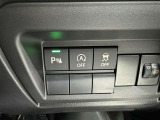 コーナーセンサーを車の前後に装備。障害物までの距離に応じて警告音を変えてお知らせ。縦列駐車時や駐車場・車庫などでの取り回しをサポートします。詳細は販売店スタッフまでおたずねください。