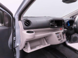掘り込みしきインパネドリンクホルダーで ホールド感バッチリ!! 運転席側にも同じものがついてます